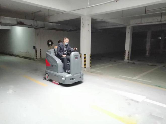 成都小区物业保洁不用人力改用驾驶式洗地机了
